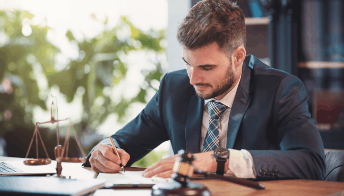 وکیل در حال فعالیت