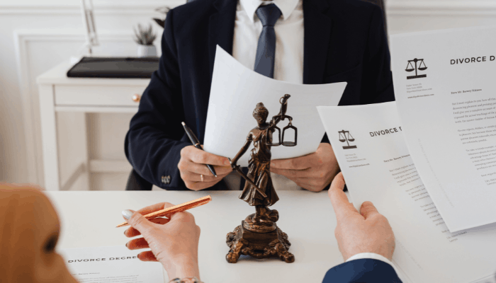 وکیل و یک زوج در حال طلاق